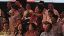 Artis senior Titiek Puspa yang duduk di antara tim sukses Jokowi tampak melakukan Salam 2 Jari (Liputan6.com/Herman Zakharia) 