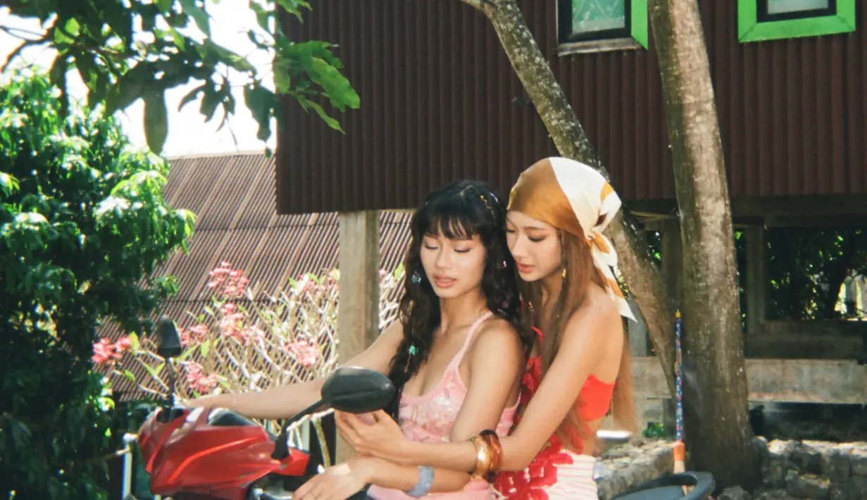 Boncengan dengan No Na Shazfa, No Na Christy tampil manis dengan mini dress pink bertabur payet dan manik-manik. Dilapisi rok sheer pink yang diikat di pinggang. [@nonawav]