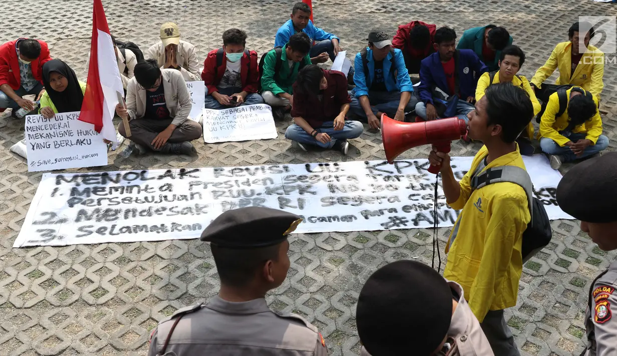Sejumlah mahasiswa yang mengatasnamakan Aliansi Mahasiswa Hukum Indonesia saat berunjuk rasa di depan Gedung KPK, Jakarta, Selasa (17/9/2019). Dalam aksinya mereka menolak revisi UU KPK karena dianggap melemahkan institusi tersebut. (Liputan6.com/Helmi Fithriansyah)