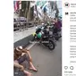 Viral pasangan suami istri (pasutri) mengalami kecelakaan lalu lintas di Fly Over Kuningan, Jakarta Selatan (Jaksel). Diduga kecelakaan tersebut dipicu alat peraga kampanye (APK) yang dipasang serampangan di pembatas jalan layang. (Foto: tangkapan layar Instagram @seputar_jaksel)