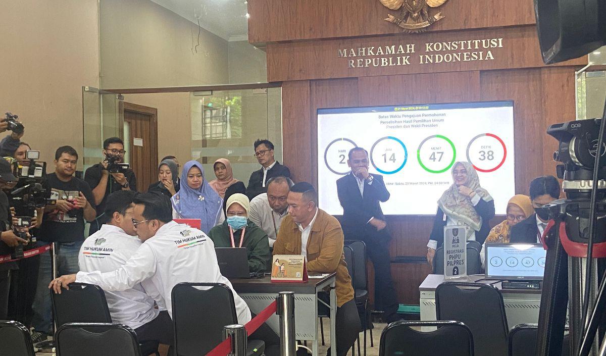 Kapten Timnas Anies-Muhaimin (AMIN) Syaugi Alaydrus memimpin langsung proses pendaftaran Perselisihan Hasil Pemilihan Umum (PHPU) untuk Pemilu Presiden 2024.<br>