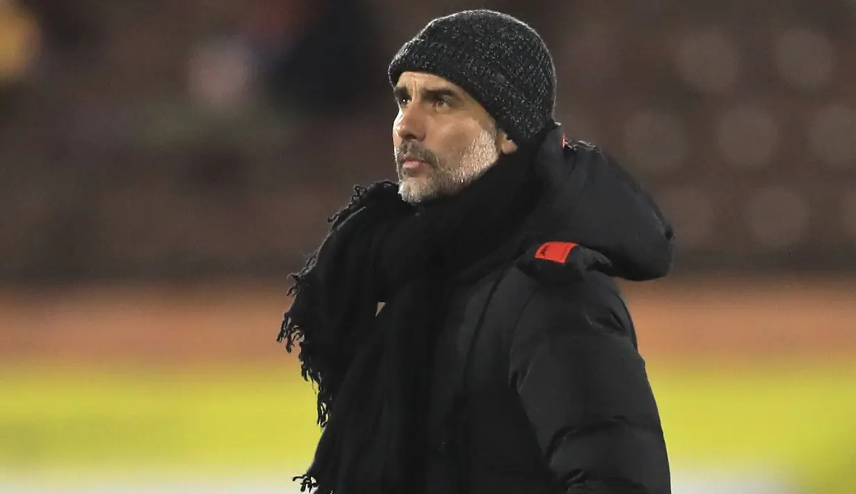 Pelatih Manchester City, Pep Guardiola, saat melawan Fulham pada laga Liga Inggris di Stadion Craven Cottage, Sabtu (14/3/2021). City menang dengan skor 3-0. (Adam Davy/Pool via AP)