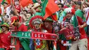 Pendukung timnas Portugal bersorak sebelum pertandingan grup F Euro 2020 kontra Hungaria di stadion Ferenc Puskas di Budapest, Selasa (15/6/2021). Pertandingan yang dimenangkan Portugal 3-0 itu dihadiri lebih dari 60.000 penonton atau kapasitas maksimal Stadion. (BERNADETT SZABO/POOL/AFP)
