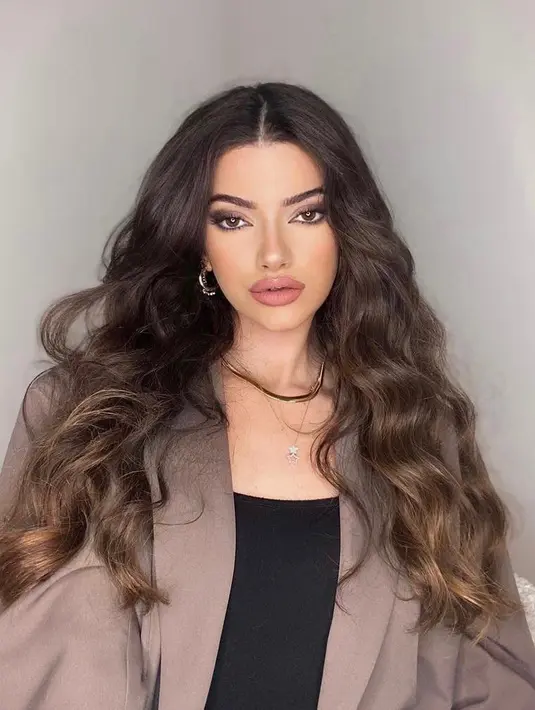 “Tidak mudah melihat semua komentar itu. aku seperti hidup dalam kenyataan lain, setiap orang bisa menyinggung orang lain hanya karena mereka di belakang layar, ini dikenal sebagai cyberbullying,” ucapnya. (Instagram/fabiola.baglieri).