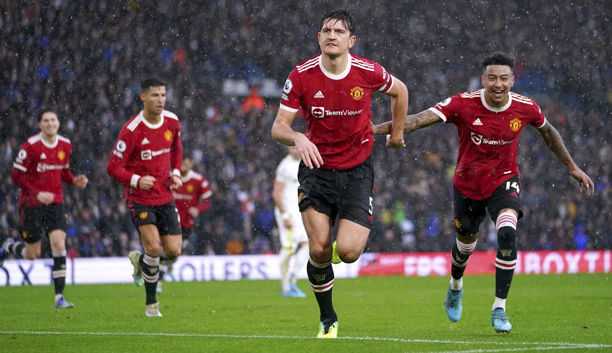 Bek Manchester United, Harry Maguire (tengah) berselebrasi setelah mencetak gol ke gawang Leeds United pada pertandingan lanjutan Liga Inggris di Stadion Elland Road di Leeds, Inggris, Minggu (20/2/2022). MU menang atas Leeds United 4-2. (Mike Egerton/PA via AP)