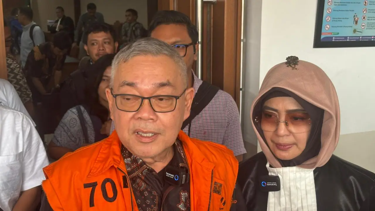 Terdakwa kasus dugaan korupsi pengadaan Gas Alam Cair atau Liquefied Natural Gas (LNG) di PT Pertamina (Persero), Hari Karyuliarto usai menjalani persidangan. (Istimewa)