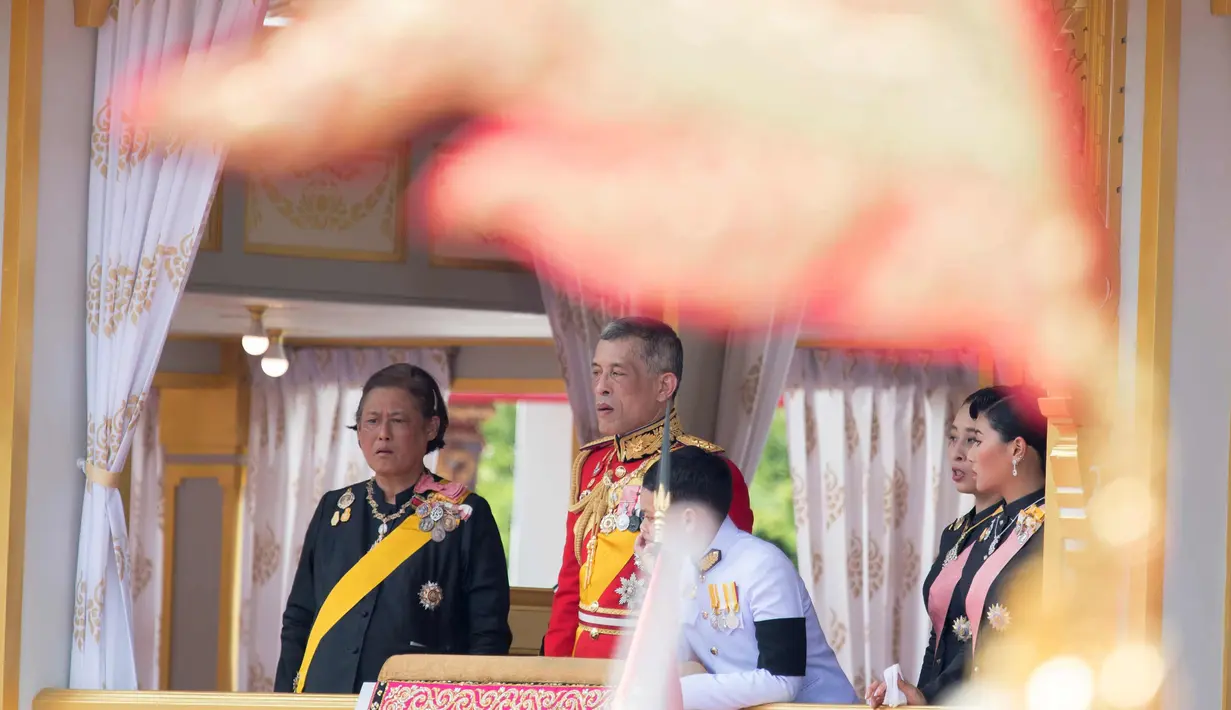 Raja Thailand Maha Vajiralongkorn bersama anggota keluarga kerajaan lainnya mengikuti prosesi kremasi almarhum Raja Bhumibol Adulyadej di Bangkok, Thailand (26/10). (AP Photo/Kittinun Rodsupan)