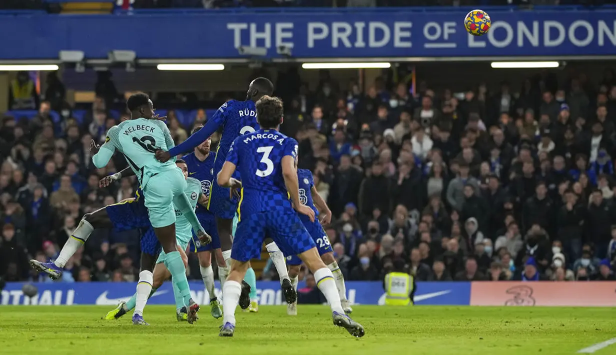 Pemain Brighton Danny Welbeck (kiri) mencetak gol ke gawang Chelsea pada pertandingan sepak bola Liga Inggris di Stadion Stamford Bridge, London, Inggris, 29 Desember 2021. Pertandingan berakhir 1-1. (AP Photo/Alastair Grant)