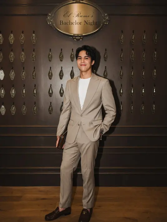 Acara tersebut dikemas dalam suasana hangat dan eksklusif, dengan dominasi interior kayu berwarna cokelat yang memberi kesan klasik sekaligus elegan. Pencahayaan temaram memperkuat nuansa intimate, menghadirkan ambience yang tenang namun tetap berkelas. Detail dekorasi yang minimalis justru membuat suasana terasa lebih personal dan berkesan.