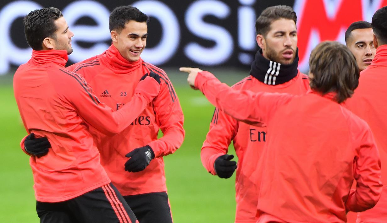 Pemain Real Madrid saat latihan jelang laga Liga Champions 2019 di Johan Cruijff Arena, Selasa (12/2). Real Madrid akan berhadapan dengan Ajax Amsterdam. (AFP/Emmanuel Dunand)
