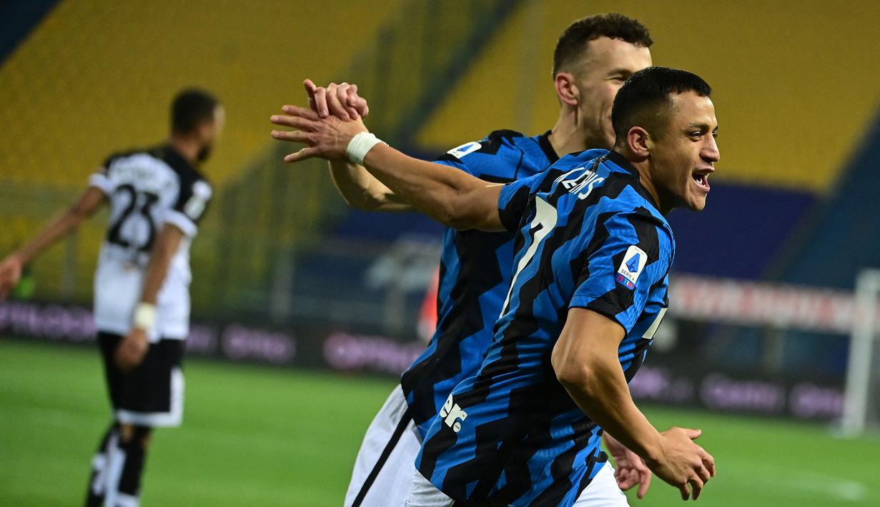 Alexis Sanchez. Striker berusia 32 tahun asal Cile ini awalnya didatangkan dari Manchester United sebagai pemain pinjaman pada musim lalu. Musim ini resmi dikontrak sebagai skuad La Beneamata. Telah mencetak 5 gol dan 5 assist dalam 27 penampilannya di Liga Italia musim ini. (AFP/Miguel Medina)