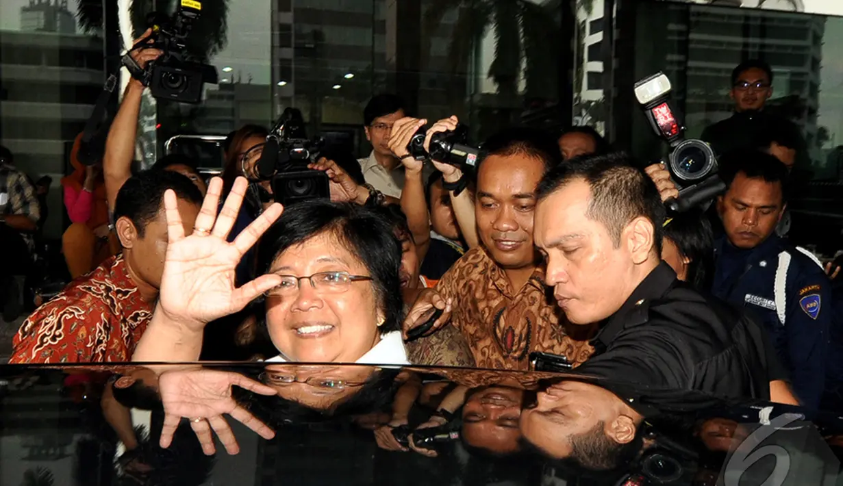 Menteri Kehutanan dan Lingkungan Hidup Siti Nurbaya melambaikan tangan kepada awak media usai berkunjung ke KPK,  Jakarta, Selasa (23/12/2014). (Liputan6.com/Miftahul Hayat)