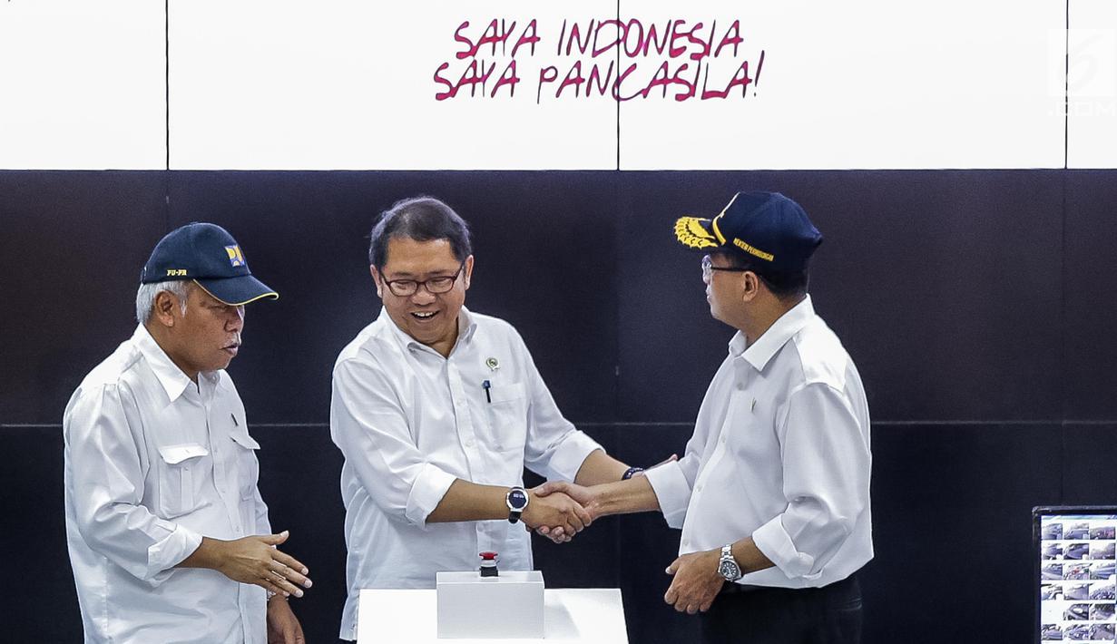 (Ki-ka)  Menteri PUPR Basuki Hadimuljono, Menkominfo Rudiantara dan Menhub Budi Karya usai peluncuran program Ayo Mudik di Kemenhub, Jakarta, Kamis (15/6). Aplikasi itu bertujuan untuk mendukung kelancaran mudik 2017. (Liputan6.com/Faizal Fanani)