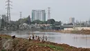 Kanal Banjir Barat dijadikan tempat bermain oleh sejumlah anak, Jakarta, Kamis (26/11/2015). Dalamnya kali tidak menjadi penghalang bagi anak-anak tersebut untuk tetap bermain, meskipun berbahaya bagi keselamatan mereka. (Liputan6.com/Immanuel Antonius)