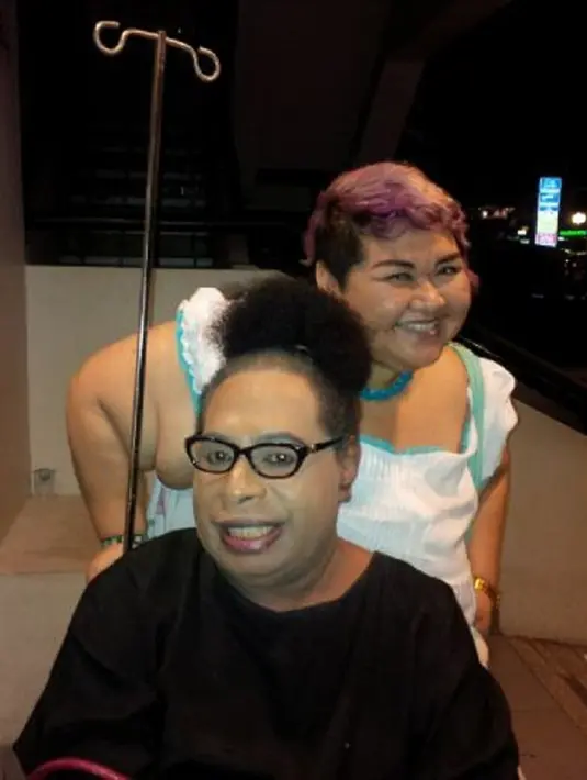 Menurut sahabat dekatnya Pretty Asmara, Ade dimakamkan sebagai seorang pria, Saking sayangnya, lanjut Pretty, Ade Juwita malah sering menasihati pria yang ingin menjadi pacar dan mendekati Pretty. (Bintang Pictures)