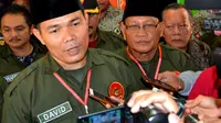 Perwiran menengah TNI AD Mayor Inf David Suardi mendaftar dalam Pilkada Kota Bengkulu tahun 2018 melalui jalur perseorangan (Liputan6.com/Yuliardi Hardjo)