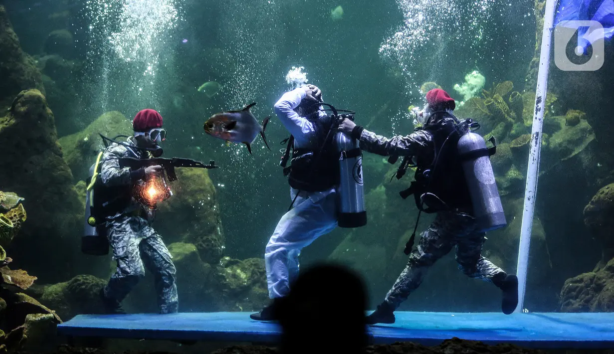 PERINGATI HARI PAHLAWAN DI SEA WORLD: Penyelam mementaskan drama teatrikal yang bertajuk "Semangat perjuangan" di Sea World, Ancol, Jakarta, Selasa (10/11/2020). Pertunjukan dengan latar belakang Pertempuran Surabaya untuk memperingati Hari Pahlawan Nasional. (Liputan6.com/Johan Tallo)