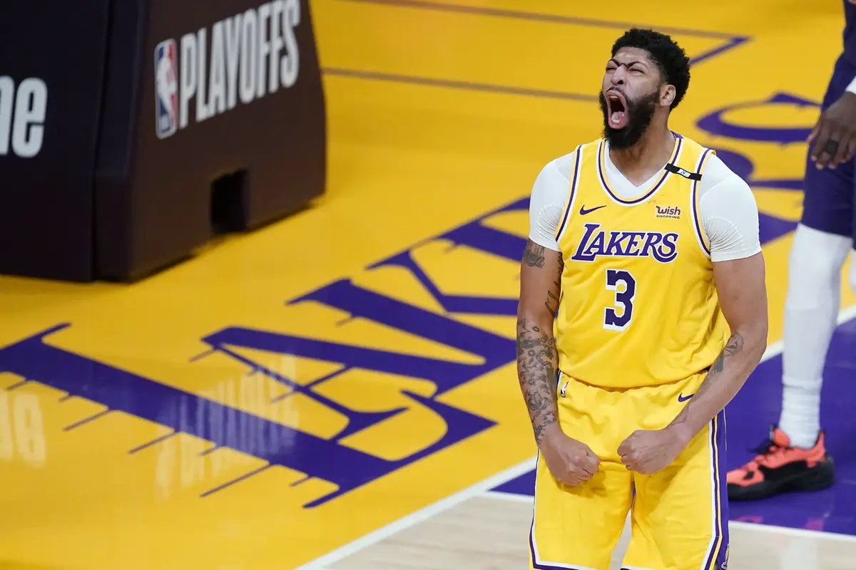 Forward Los Angeles Lakers, Anthony Davis, ketika melawan Phoenix Suns di Staples Center pada NBA play-off, Jumat (28/5/2021) pagi WIB.