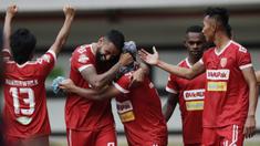 Pemain Perseru Badak Lampung FC merayakan gol yang dicetak oleh Hariyanto Panto ke gawang Bhayangkara FC pada laga Liga 1 2019 di Stadion Patriot, Bekasi, Jumat (16/8). Bhayangkara FC takluk 0-1 dari Badak Lampung FC. (Bola.com/M Iqbal Ichsan)
