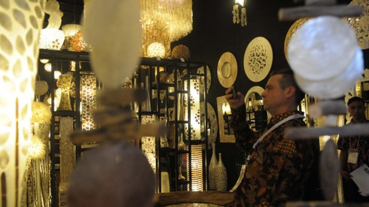 Melihat produk-produk dalam negeri di Trade Expo Indonesia 2015