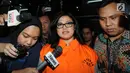 Anggota DPRD Sumatera Utara, Rinawati Sianturi menjawab pertanyaan wartawan usai menjalani pemeriksaan di Gedung KPK, Jakarta, Rabu (4/7). Penahanan Rinawati oleh KPK dilakukan untuk mempermudah pemeriksaan. (Merdeka.com/Dwi Narwoko)