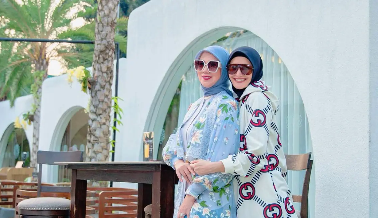 Meski usianya mendekati kepala lima, tapi penampilan Inneke masih terlihat awet muda. Momen Inneke bersama artis senior Marini Zumarnis saat pertemuan belum lama ini. [Instagram/marinizumarnisreal]