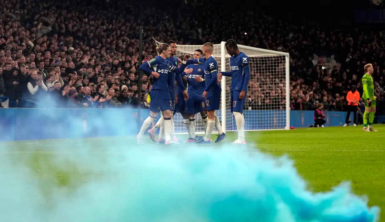Sudah unggul telak 4-0, Chelsea tak mengendurkan serangan. Mereka baru bisa menambah keunggulan pada menit ke-77 lewat gol kedua Palmer. Tak lama kemudian, Madueke tak mau ketinggalan mencetak gol setelah tembakannya yang coba dihalau Rav van den Berg tetap masuk ke gawang Glover. (AP Photo/Kin Cheung)