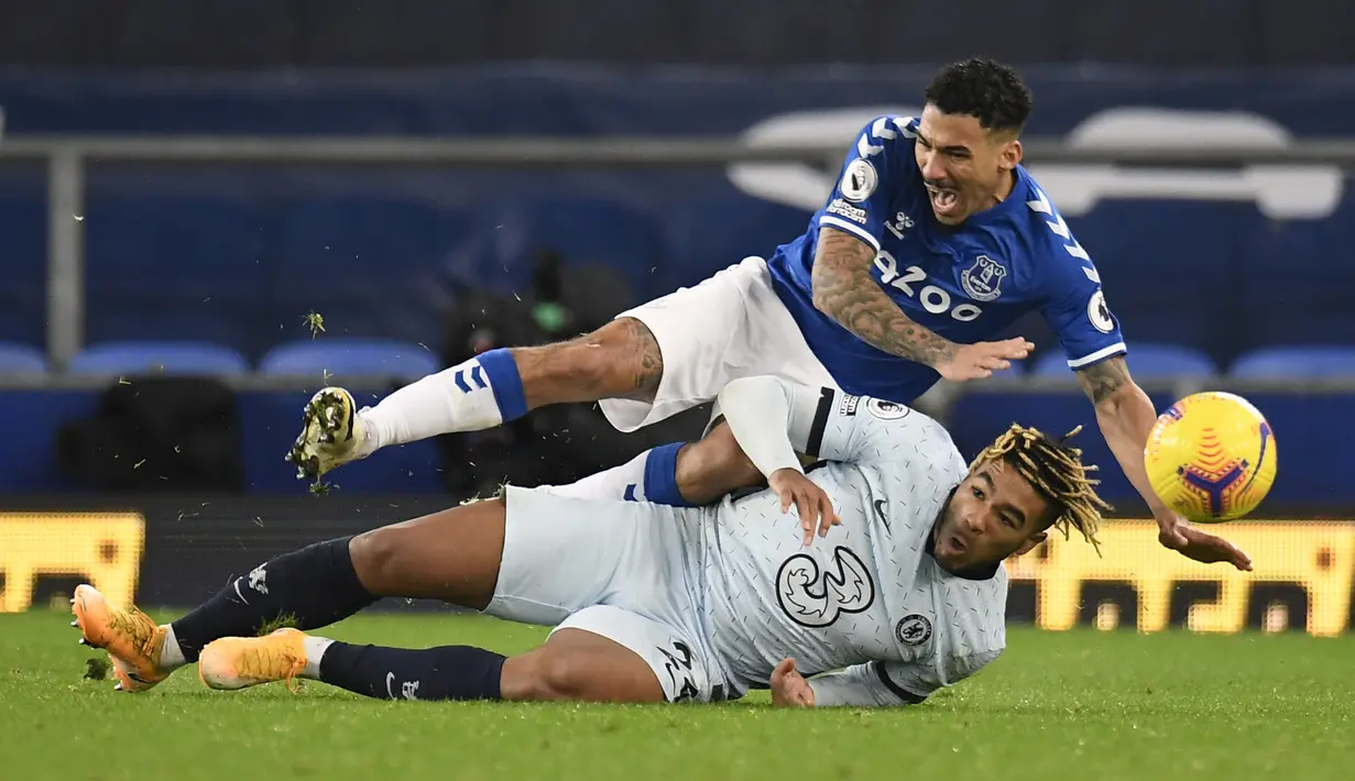 Gelandang Everton, Allan saat dilanggar bek Chelsea, Reece James pada pertandingan lanjutan Liga Inggris di Goodison Park di Liverpool, Inggris, Minggu (13/12/2020). Everton menang tipis atas Chelsea 1-0. (Peter Powell/Pool via AP)