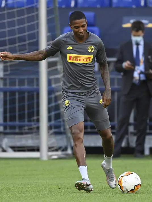 Bek Inter Milan, Ashley Young menendang bola saat mengikuti sesi latihan di Veltins-Arena di Gelsenkirchen, Jerman, Selasa, (4/8/2020). Inter Milan akan bertanding melawan  Getafe pada babak 16 besar Liga Europa di Veltins Arena. (Lars Baron/Pool via AP)