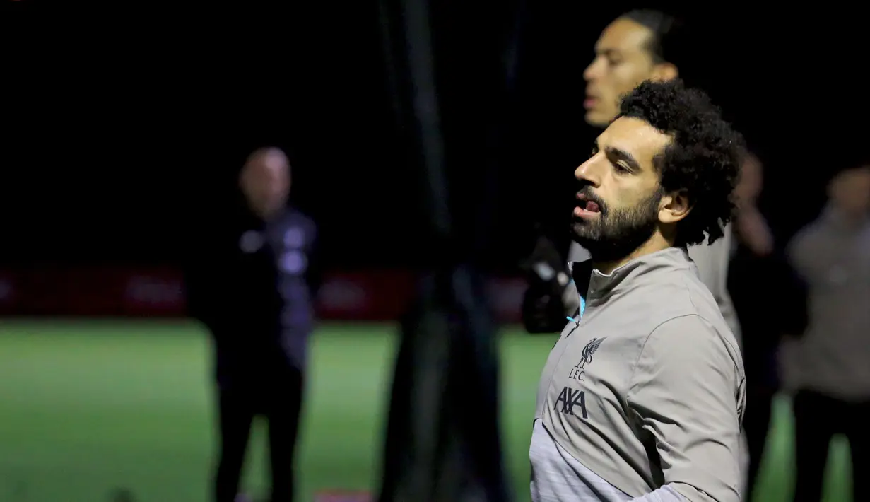Penyerang Liverpool, Mohamed Salah melakukan pemanasan saat sesi latihan di Melwood, Inggris (26/11/2019). Liverpool akan bertanding melawan wakil Italia, Napoli pada Grup E Liga Champions di Anfield. (AFP/Lindsey Parnaby)