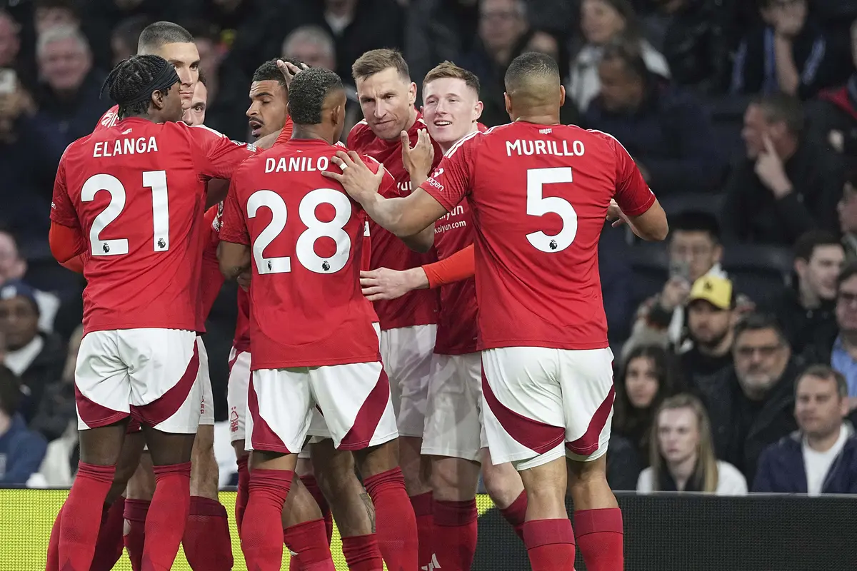 Foto: Nottingham Merangsek ke Posisi Tiga Liga Inggris setelah Tumbangkan Tottenham