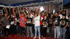 Puluhan slankers Indonesia mendukung revolusi mental yang diusung Jokowi-JK di markas Slank, Jakarta, Kamis (26/6/14). (Liputan6.com/Miftahul Hayat)