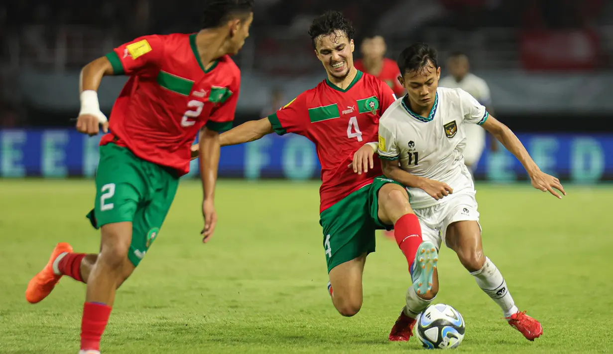 Pemain tengah timnas Indonesia U-17, Riski Afrisal (kanan) mendapat kawalan ketat pesepak bola Maroko, Ayoub Chaikhoun pada laga lanjutan Grup A Piala Dunia U-17 2023 di Stadion Gelora Bung Tomo, Surabaya, Jawa Timur, Kamis (16/11/2023). (Doc. LOC WCU17/NFL)