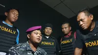 Irwan diamankan Polrestabes Surabaya lantaran mengaku anggota TNI AL berpangkat Mayor dan menipu seorang wanita. (Liputan6.com/ Dian Kurniawan)