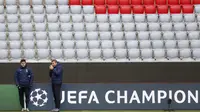 Pelatih PSG Mauricio Pochettino (kiri) dan asistennya menunggu dimulainya sesi latihan di di Munich, Jerman (6/4/2021). PSG akan bertanding melawan tuan rumah Bayern Munchen pada leg pertama babak perempat final Liga Champions di Allianz Arena. (AP Photo/Matthias Schrader)