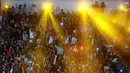 Fans JKT48 bernyanyi dengan menggunakan wotagei mereka masing-masing saat menyaksikan idolanya tampil di acara puncak Grand Final AXIS Nation Cup 2023 yang berlangsung di Istora Senayan, Jakarta, Minggu (15/10/2023). (Bola.com/M Iqbal Ichsan)