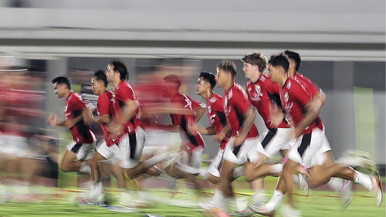 FOTO: Erick Thohir Pantau Langsung Latihan Timnas di Senayan