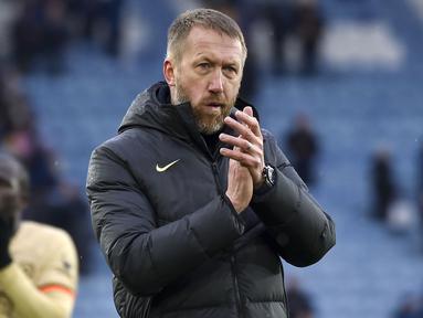 Pelatih kepala Chelsea, Graham Potter memberikan tepuk tangan setelah laga lanjutan Liga Inggris 2022/2023 melawan Leicester City di King Power Stadium, Leicester, Inggris, 11 Maret 2023. Potter didepak dari kursi kepelatihan The Blues lantaran rentetan hasil buruk yang didapatkan Chelsea dalam beberapa waktu terakhir. Menurut situs Transfermarkt, pria berkebangsaan Inggris tersebut hanya mampu meraih 12 kemenangan, 8 laga imbang, dan 11 sisanya kalah. (AP Photo/Rui Vieira)