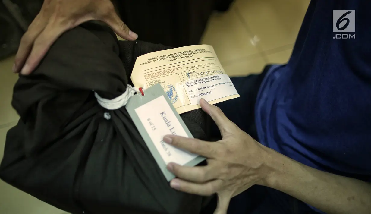 Petugas mengecek alamat pada paket yang berisi surat suara Pemilu 2019 susulan di Gedung KPU RI, Jakarta, Minggu (28/4/2019). Surat suara susulan tersebut akan dikirimkan ke Kuala Lumpur, Malaysia untuk pelaksanaan pemilihan Presiden dan Wakil Presiden. (Liputan6.com/Faizal Fanani)