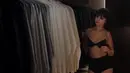 Hanya berbalut bra dan celana dalam hitam polos, Selena Gomez tampak berjalan ke lemari tempat penyimpanan pakaian dan memilih baju. (Dailymail.co.uk)