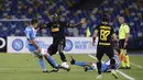 Pemain Inter Milan Romelu Lukaku (kedua kiri) mencoba melewati pemain Napoli Diego Demme (kiri) pada leg kedua semifinal Coppa Italia di San Paolo Stadium, Naples, Italia, Sabtu (13/6/2020). Pertandingan berakhir 1-1, Napoli lolos ke final Coppa Italia dengan agregat 2-1. (Cafaro/LaPresse via AP)