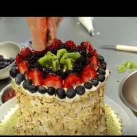 Ultahmu berada di pertengahan atau akhir bulan yang seret duit dan gak sanggup beli cake? Nih ada cake semangka yang murah meriah!