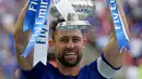 Bek Chelsea, Gary Cahill mengangkat trofi Piala FA usai pertandingan melawan Manchester United pada babak final Piala FA di stadion Wembley di London (19/5). Chelsea mengalahkan MU 1-0. (AP Photo / Tim Ireland)