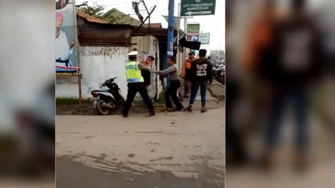 Video pemuda menyerang polisi di Pemalang beredar viral di dunia maya. (Foto: Liputan6.com/Humas Polres Pemalang/Muhamad Ridlo)