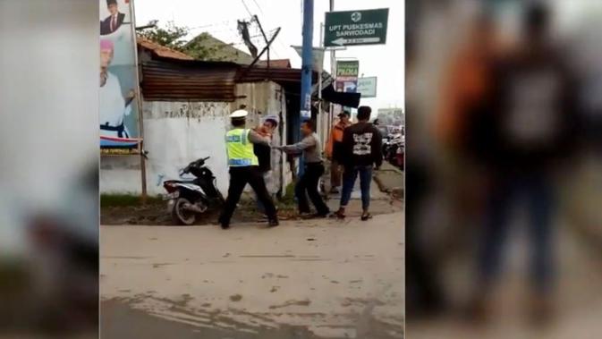 Video pemuda menyerang polisi di Pemalang beredar viral di dunia maya. (Foto: Liputan6.com/Humas Polres Pemalang/Muhamad Ridlo)