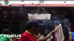 Jelang Tahun Baru Imlek, warga Tionghoa melakukan tradisi melepas burung pipit atau tradisi Fang Sheng.
