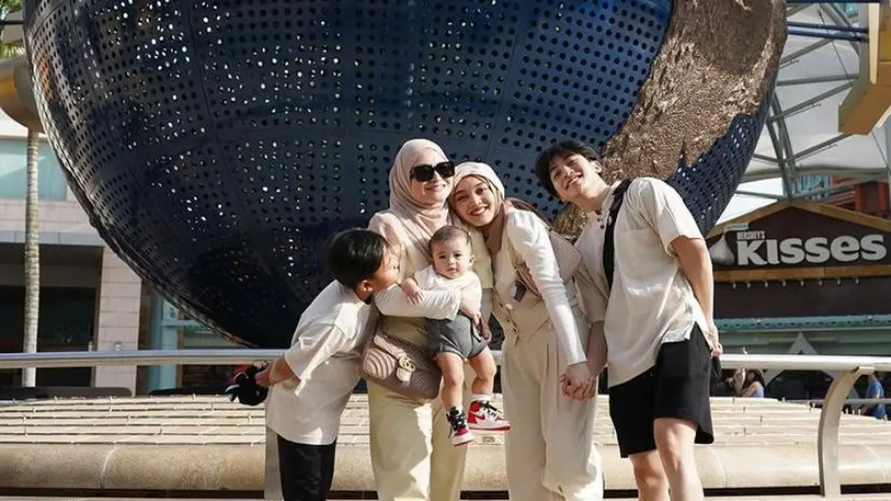 Tanpa Ditemani Sule, Intip 7 Potret Gaya Kompak Nathalie Holscher dan Anak-anaknya Saat Liburan di Singapura