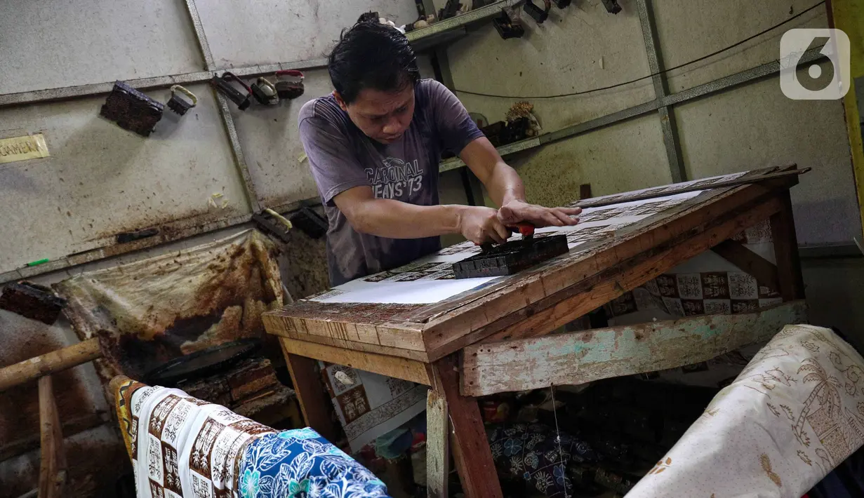 Pekerja menyelesaikan pembuatan batik betawi di industri rumahan kawasan Terogong, Jakarta Selatan, Selasa (2/8/2022). Usaha Mikro Kecil dan Menengah (UMKM) dinilai berperan penting sebagai critical engine dalam pemulihan perekonomian nasional dengan menggerakkan ekonomi rakyat hingga pada level terkecil. (Liputan6 com/Angga Yuniar)