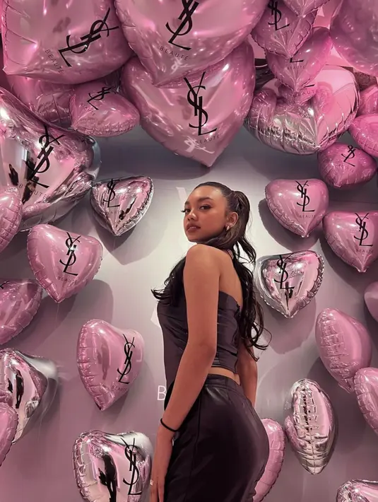 Pada kesempatan ini, Naura Ayu mengoptimalkannya dengan gaya rambut high ponytail. [Foto: Instagram/ Naura Ayu]