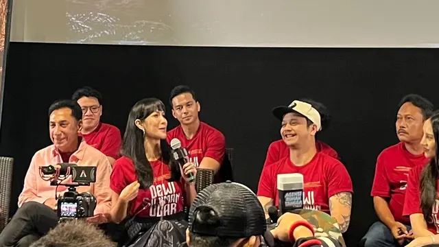 Aulia Sarah, memegang mic dalam konferensi pers trailer & poster film Dewi Siluman Ular yang diselenggarakan di kawasan Jakarta pada (1/10/2026). (Liputan6.com/Afradhiya N. R)